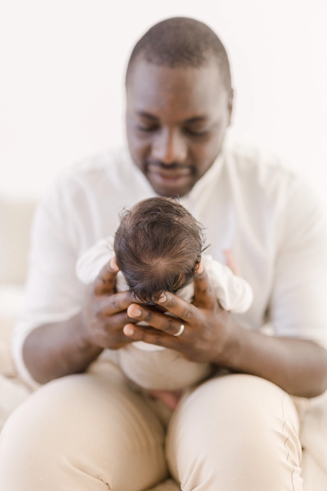 main bonheur enfant beige gris